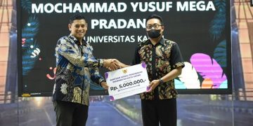 Wali Kota Kediri serahkan bantuan sosial pendidikan. Foto: Ist