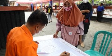 Penyaluran BLT BBM susulan di Kantor Pos Kediri. Foto: Ist