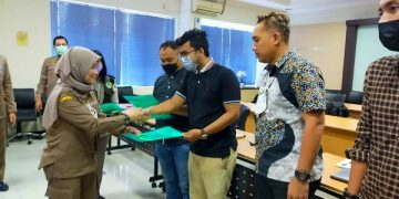 Pelepasan kontainer tertahan di pelabuhan Surabaya. Foto: Ist