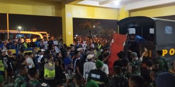 Situasi di Stadion Kanjuruhan Malang saat kisruh suporter terjadi. Foto; Bacaini/A.Ulul