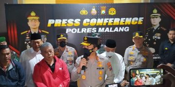 Kapolda Jatim saat konferensi pers usai kisruh suporter di Stadion Kanjuruhan Malang. Foto; Bacaini/A. Ulul