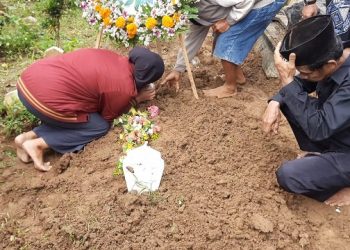 Istri Polisi Korban Tragedi Kanjuruhan, Cium Nisan Suaminya