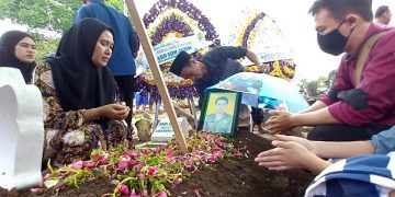 Prosesi pemakaman Aipda Anumerta Andik Purwanto. Foto; Bacaini/Setiawan