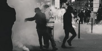 Tembakan gas air mata. Foto: Unsplash