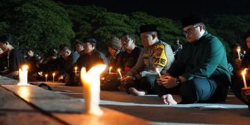 Mas Dhito dan AKBP Agung saat doa bersama Tragedi Kanjuruhan. Foto: Ist