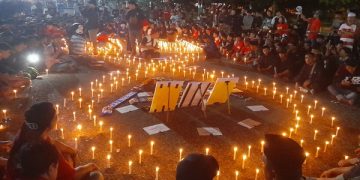 Doa bersama solidaritas suporter Madura United atas Tragedi Kanjuruhan. Foto: Bacaini/Rusdi