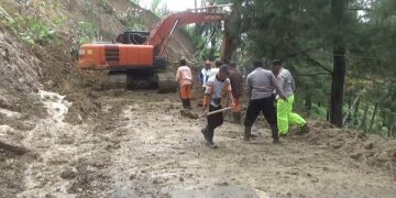 Proses pembersihan jalan yang tertimbun material longsor. Foto: Bacaini/Aby