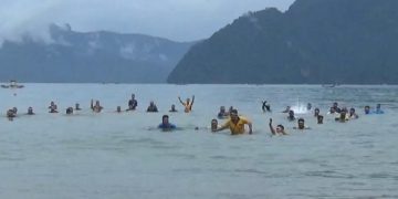 Peserta water trappen HUT TNI ke-77 di Pantai Mutiara Trenggalek. Foto: Bacaini/Aby
