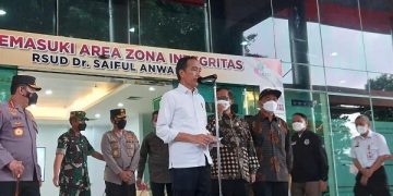 Presiden Jokowi usai mengunjungi korban Tragedi Kanjuruhan di RSSA Malang. Foto: Bacaini/ A.Ulul