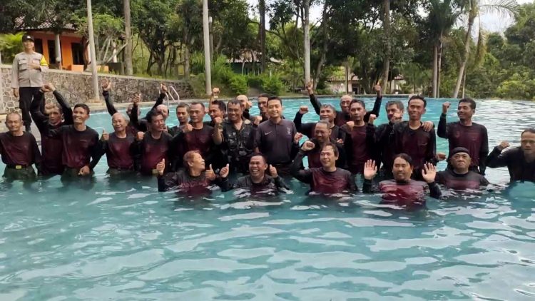 Anggota Linmas melakukan Penyegaran