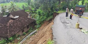 Kondisi terakhir tanah longsor di jalur Kampak-Munjungan, Kabupaten Trenggalek. Foto: Bacaini/Aby