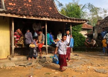 Berebut Buah, Cara Unik Warga Madura Rayakan Maulid Nabi