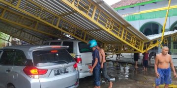 Atap bangunan roboh menimpa mobil yang terparkir. Foto: Bacaini/Syailendra