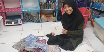 Chofifah Ayu Kusumaningtyas menunjukkan hasil inovasi fesyen hijab miliknya. Foto: Dok