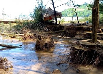 Luluh Lantah Diterjang Banjir, Pantai Gemah Tulungagung Ditutup