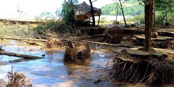 Kondisi Pantai Gemah Tulungagung setelah diterjang banjir. Foto: Bacaini/Setiawan