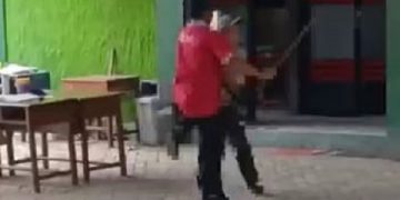 Pemukulan yang dilakukan oleh YD kepada siswa menggunakan kayu. Foto: tangkapan layar video