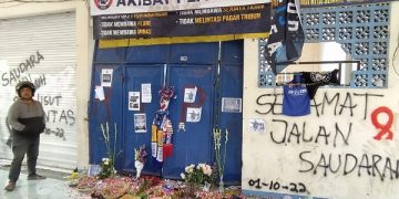 Salah satu pintu Stadion Kanjuruhan yang tertutup saat insiden terjadi. Foto: Bacaini/A.Ulul