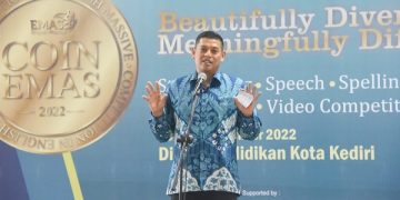 Wali Kota Kediri, Abdullah Abu Bakar saat pembukaan English Massive 2022. Foto: Ist