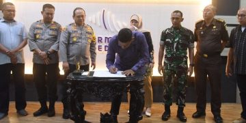 Wali Kota Kediri, Abdullah Abu Bakar menandatangani hasil kesepakatan. Foto: Ist