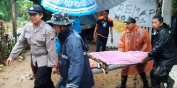 Petugas mengevakuasi warga lansia terdampak banjir bandang. Foto: Bacaini/Aby