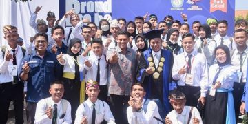 Wali Kota Kediri, Abdullah Abu Bakar mengabadikan momen bersama mahasiswa UNP. Foto: Ist