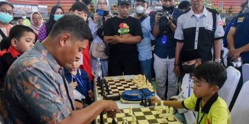Wali Kota Kediri, Abdullah Abu Bakar saat bermain catur dengan salah satu peserta. Foto: Ist