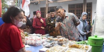Wali Kota Kediri, Abdullah Abu Bakar mengunjungi salah satu stand bazar di Kelurahan Tosaren. Foto: Ist