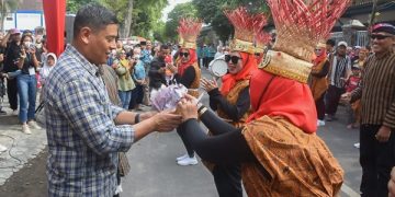 Wali Kota Kediri, Abdullah Abu Bakar saat menyaksikan baris kreasi di Kelurahan Balowerti. Foto: Ist