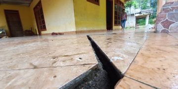 Kondisi salah satu rumah yang mengalami retak, akibat pergeseran tanah paska longsor. Foto: Bacaini/Setiawan