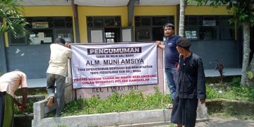 Penyegelan SD Negeri Pettong 01 oleh pihak ahli waris. Foto: Bacaini/Rusdi