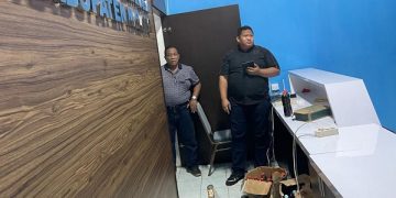 Temuan botol di dalam kardus di kantor Dispora Kabupaten Malang. Foto: Dispora