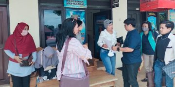 Korban penipuan usai diperiksa Propam Polres Jombang. Foto: Bacaini/Syailendra