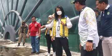 Direktur Jenderal Cipta Karya, Diana Kusumastuti saat memantau Pasar Pon Trenggalek. Foto: Bacaini/Aby