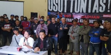 Sekjen Federasi KontraS bersama Tim Gabungan Aremania. Foto: Bacaini/A.Ulul