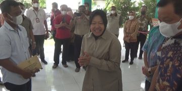 Tri Rismaharini saat menyalurkan santunan di Jombang. Foto: Bacaini/Syailendra