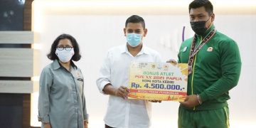 Salah satu kenangan Wali Kota Kediri bersama Maria Karangora. Foto: Ist