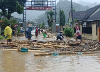 Malang Selatan Diterjang Banjir, Petugas Evakuasi Warga