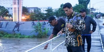Wali Kota Kediri, Abdullah Abu Bakar meninjau Sungai Brantas Kota Kediri. Foto: Ist