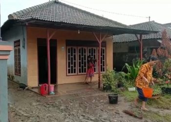 Banjir di Blitar Mulai Surut, Warga Lakukan Pembersihan