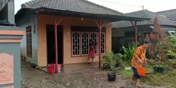 Warga di Blitar membersihkan rumahnya dari sisa-sisa banjir. Foto: Bacaini/AK.Jatmiko