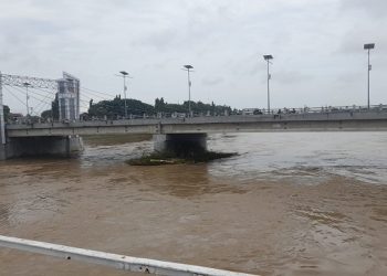 Tiga Rumah di Bantaran Sungai Brantas Terendam