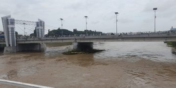 Kondisi Sungai Brantas di kawasan Jembatan Brawijaya Kota Kediri. Foto: Bacaini/Novira