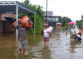 Banjir 1 Meter, Warga di Tulungagung Ungsikan Barang Berharga