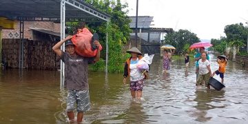 Warga terdampak banjir di Tulungagung saat mengevakuasi barang berharga mereka. Foto: Bacaini/Setiawan
