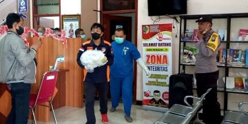 Tim Inafis Polres Tulungagung membawa jasad bayi dari kantor Dispendikpora. Foto: Bacaini/Setiawan