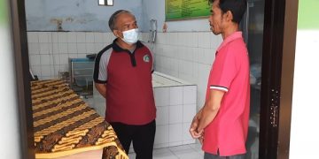 Jenazah Sayuti di ruang jenazah RSUD dr. Soedomo Trenggalek. Foto: Bacaini/Aby