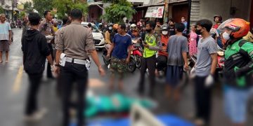Polisi datang di lokasi kecelakaan. Foto: Bacaini/Novira
