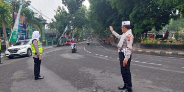 Anggota Polres Nganjuk bertugas menggunakan seragam khusus Hari Santri Nasional 2022. Foto: Bacaini/Aby