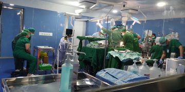 Proses operasi bedah jantung pintas coroner pertama kali di RSUD dr Iskak Tulungagung. Foto: Bacaini/Setiawan